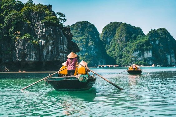 AMAZING TOUR OF HALONG BAY