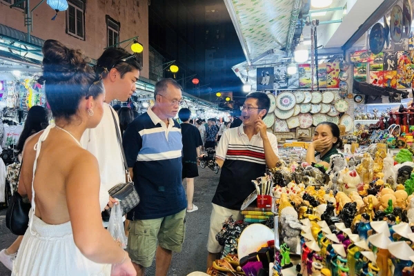 CYCLO JOURNEY THROUGH CHINATOWN FROM SAI GON PORT