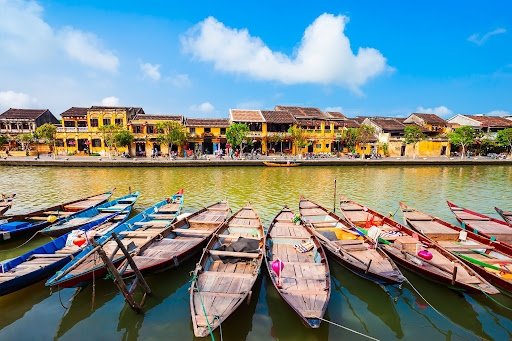 DISCOVER HOI AN IN AO DAI AND LANTERN WORKSHOP