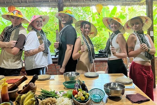 MARKET TO KITCHEN COOKING EXPERIENCE WITH A LOCAL FAMILY IN HOI AN