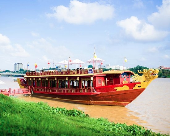 HUE NIGHT DRAGON BOAT CRUISE EXPERIENCE