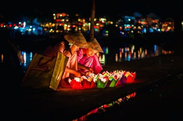 HUE NIGHT DRAGON BOAT CRUISE EXPERIENCE