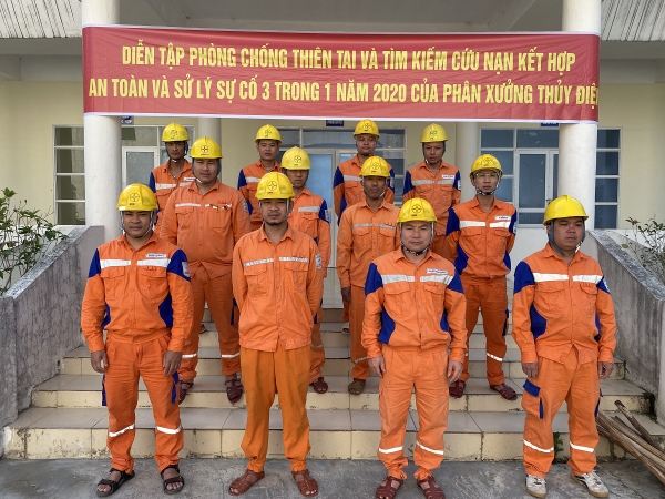 BÀN GIAO ĐỒNG PHỤC BẢO HỘ CHO EVNNPC