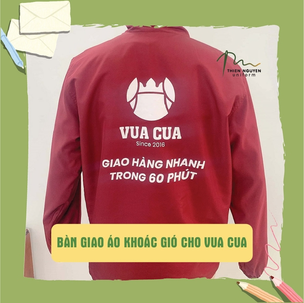 BÀN GIAO ÁO KHOÁC GIÓ CHO VUA CUA