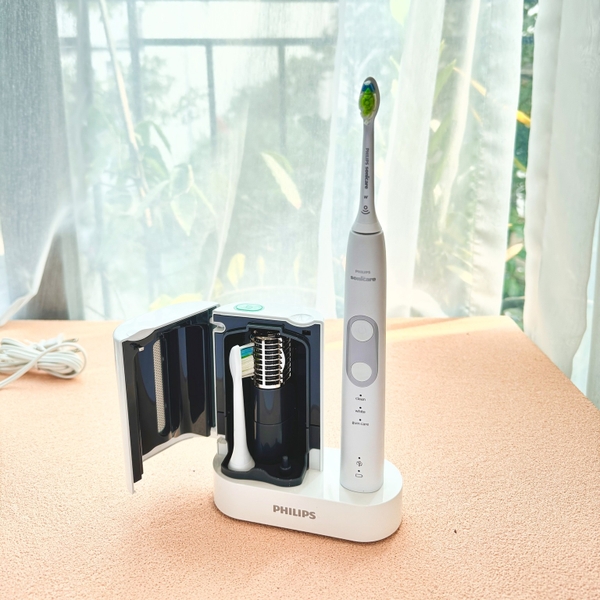 Bàn chải điện Philips Sonicare ProtectiveClean 5100 kèm máy khử khuẩn bằng tia UV
