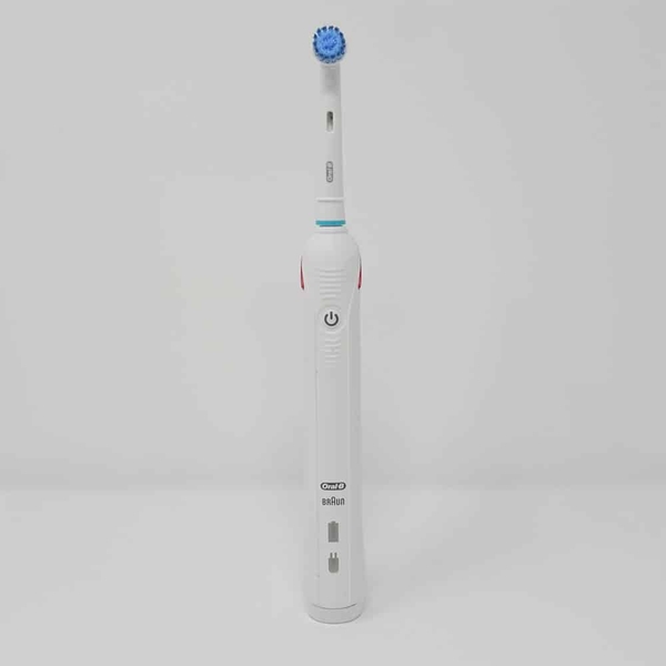 Bàn chải điện Oral-B Pro 2 2000 Bundle Edition