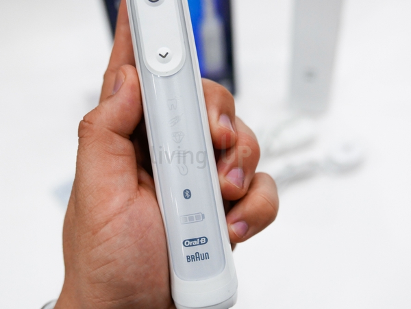 Bàn chải điện Oral-B Genius X 20300W - Trắng
