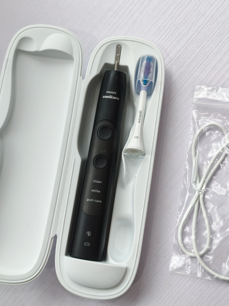 Bàn chải điện Philips Sonicare 7000 (hàng trưng bày 95-99%)