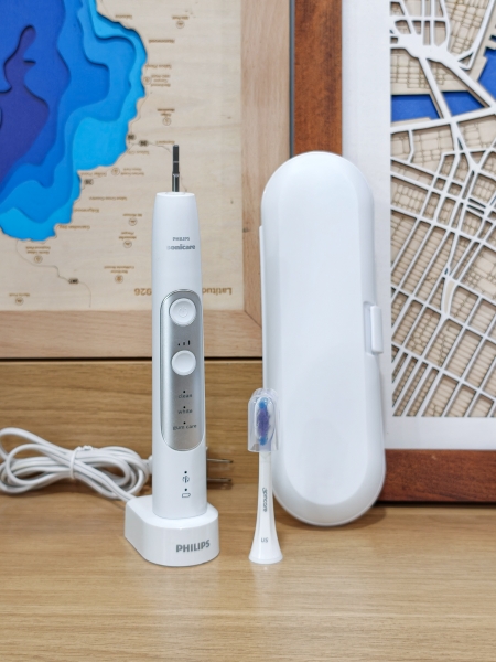 Bàn chải điện Philips Sonicare 7000 (hàng trưng bày 95-99%)