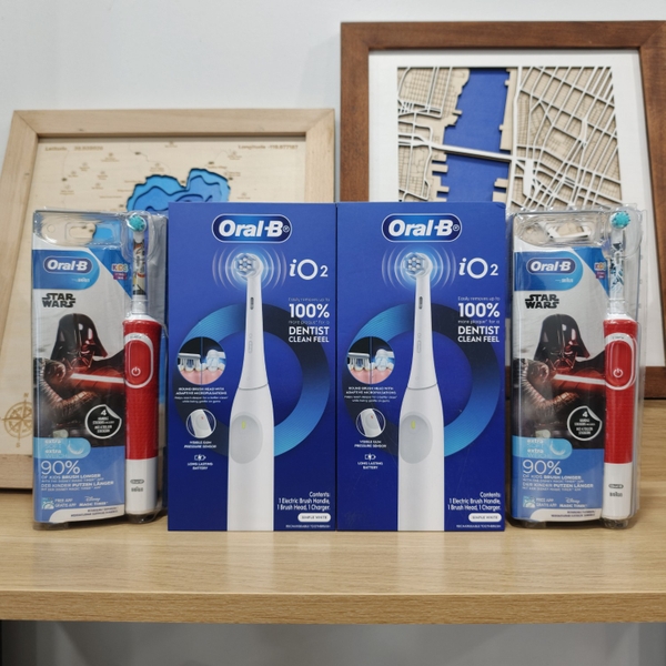 Combo bàn chải điện Oral-B Family Pack iO Series 2 và Kids cho bé