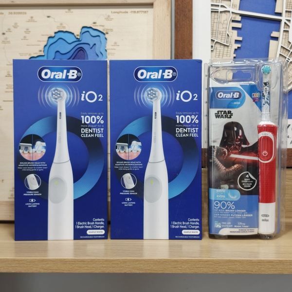 Combo bàn chải điện Oral-B Family Pack iO Series 2 và Kids cho bé