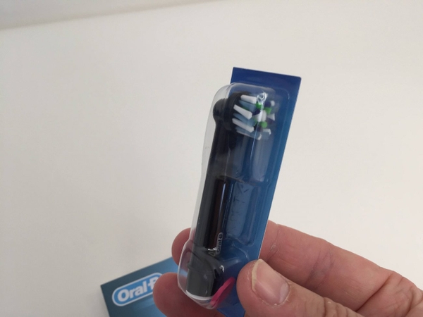 Combo 2 bàn chải điện Oral-B Pro 2 2000 Đen Trắng