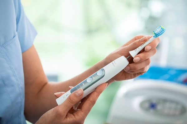 Bàn chải điện Philips Sonicare ExpertClean 7400 (kèm 3 đầu chải)
