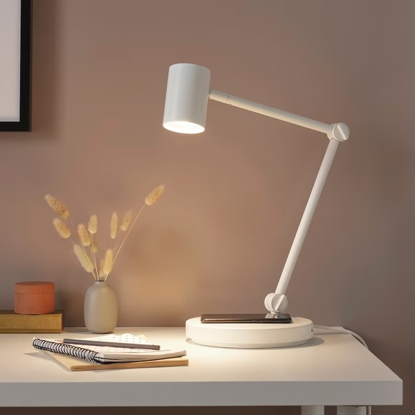 Đèn bàn làm việc kèm đế sạc không dây IKEA GRINDEBO