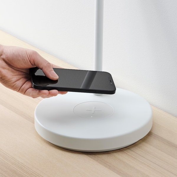 Đèn bàn làm việc kèm đế sạc không dây IKEA GRINDEBO