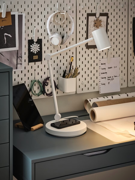Đèn bàn làm việc kèm đế sạc không dây IKEA GRINDEBO