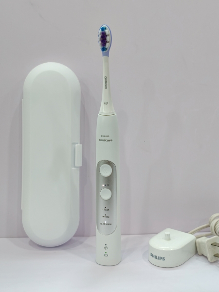 Bàn chải điện Philips Sonicare 7000 (hàng trưng bày 95-99%)