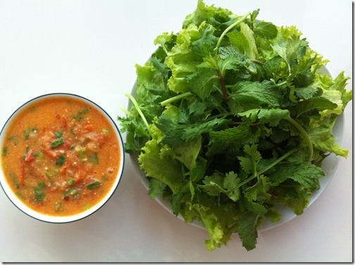 Rau sống chấm sốt cà