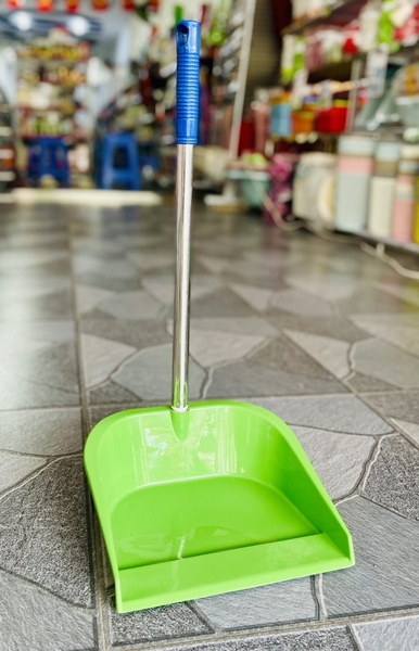 XÚC RÁC NHỰA CÁN INOX LÙN (2)