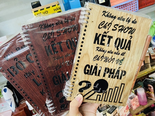 Tập Có Bìa Gỗ Kèm Viết Bút