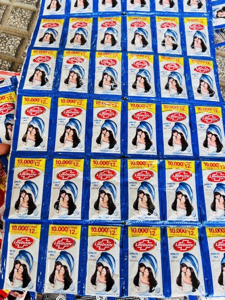 DÂY 12 GÓI DẦU GỘI ĐẦU LIFEBUOT ÓNG Ả