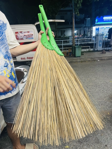 CHỔI DỪA XỊN CÁN NHỰA HÀNG CTY (2)