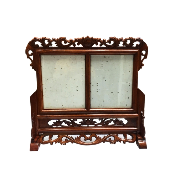 Khung Ảnh Thờ Đôi Cỡ 13x18. Chất Liệu Gỗ Hương. Khung Thờ Gỗ Hương Được Thiết Kế Với Họa Tiết Hoa Văn Độc Đáo. Khung Lồng Được 2 Ảnh Chân Dung Được Trạm Trổ Rất Công Phu. Để Bàn Hoặc Treo Tường