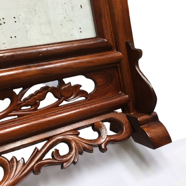 Khung Ảnh Thờ Đôi Cỡ 13x18. Chất Liệu Gỗ Hương. Khung Thờ Gỗ Hương Được Thiết Kế Với Họa Tiết Hoa Văn Độc Đáo. Khung Lồng Được 2 Ảnh Chân Dung Được Trạm Trổ Rất Công Phu. Để Bàn Hoặc Treo Tường