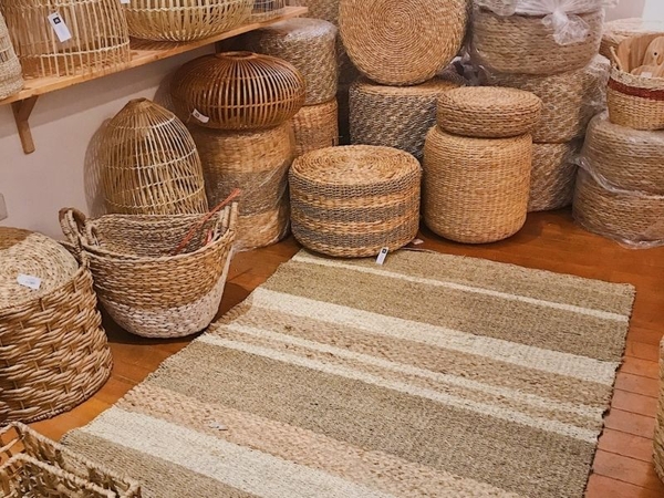 Khám phá về cói, lục bình và xu hướng dùng đồ thủ công mỹ nghệ trong đời sống hiện đại