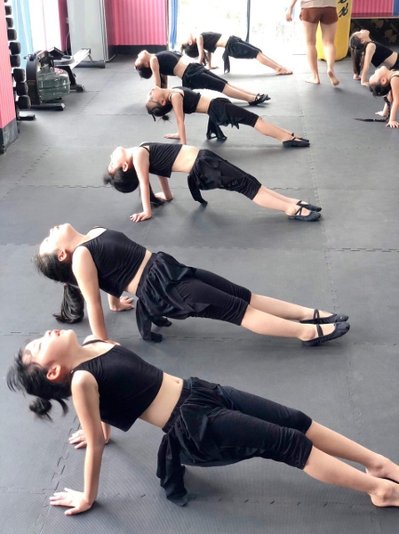 Bộ nhảy lệch vai, quần tà voan lụa