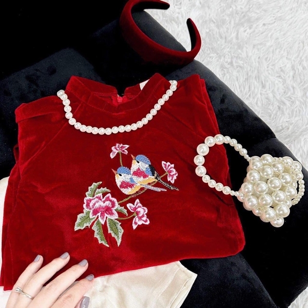 Bộ áo dài nhung thêu kèm vòng