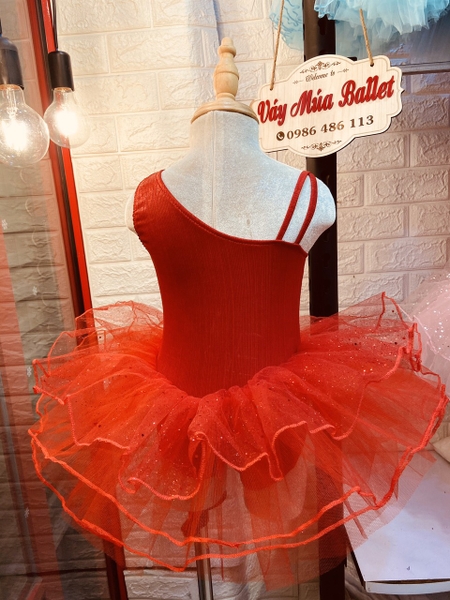 Váy múa lệch vai nhũ sao đỏ