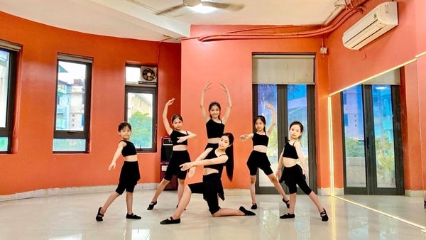 Bộ nhảy lệch vai, quần tà voan lụa