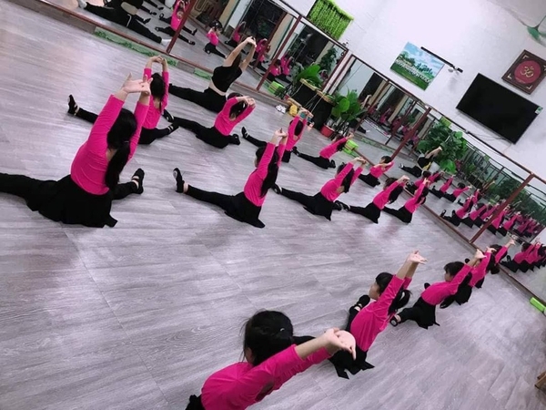 Bộ tập nơ liền đũng quần tà dài