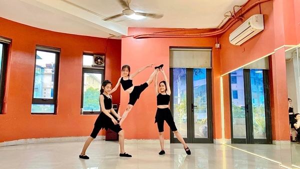 Bộ nhảy lệch vai, quần tà voan lụa