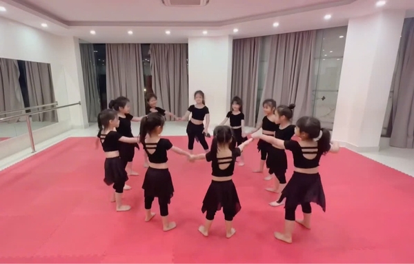 Bộ tập tay ngắn, quần tà vạt