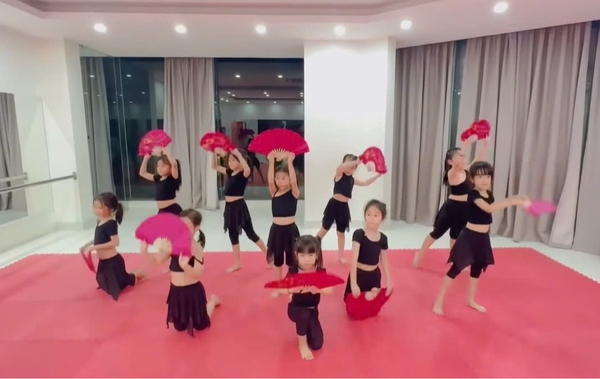 Bộ tập tay ngắn, quần tà vạt