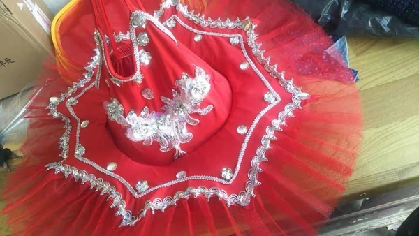 Set váy ballet biểu diễn kèm tất, hoa tay, cài tóc