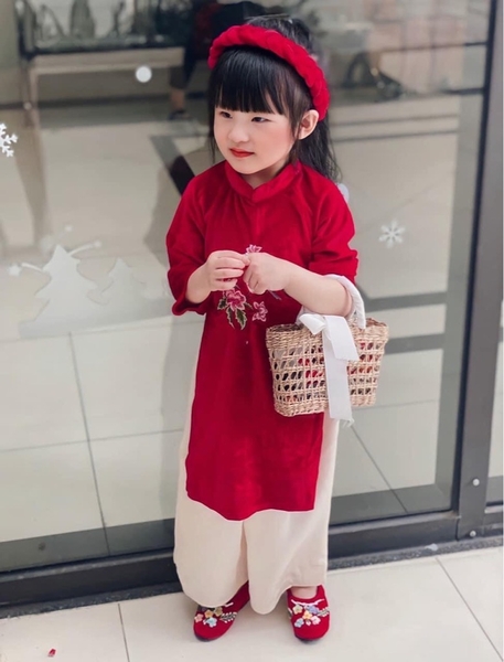 Bộ áo dài nhung thêu kèm vòng