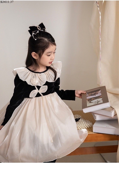 Váy nhung cổ bèo voan mềm mại