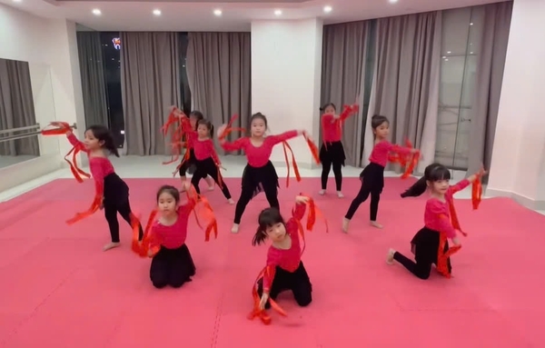 Bộ tập nơ liền đũng quần tà dài