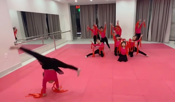 Bộ tập nơ liền đũng quần tà dài