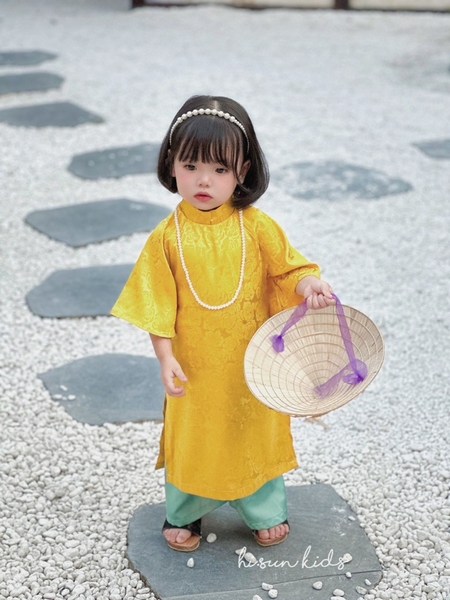 Bộ áo dài gấm kèm vòng bờm