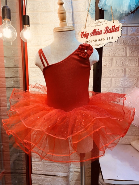 Váy múa lệch vai nhũ sao đỏ