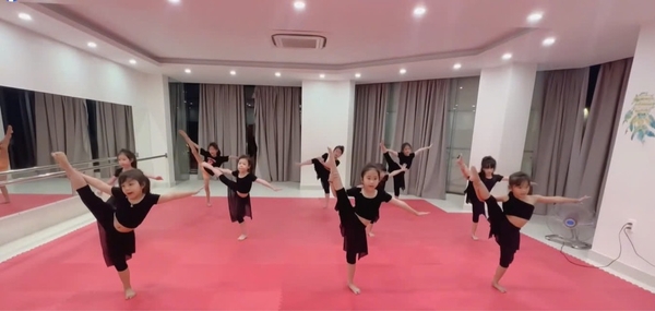 Bộ tập tay ngắn, quần tà vạt