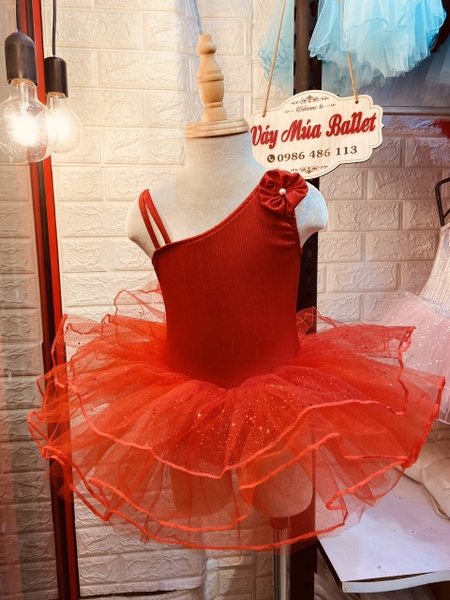 Váy múa lệch vai nhũ sao đỏ