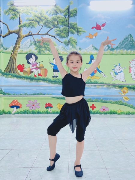 Bộ nhảy lệch vai, quần tà voan lụa