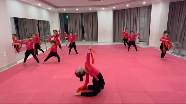 Bộ tập nơ liền đũng quần tà dài