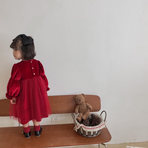 Váy nhung đỏ tay bồng phối voan