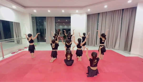 Bộ tập tay ngắn, quần tà vạt